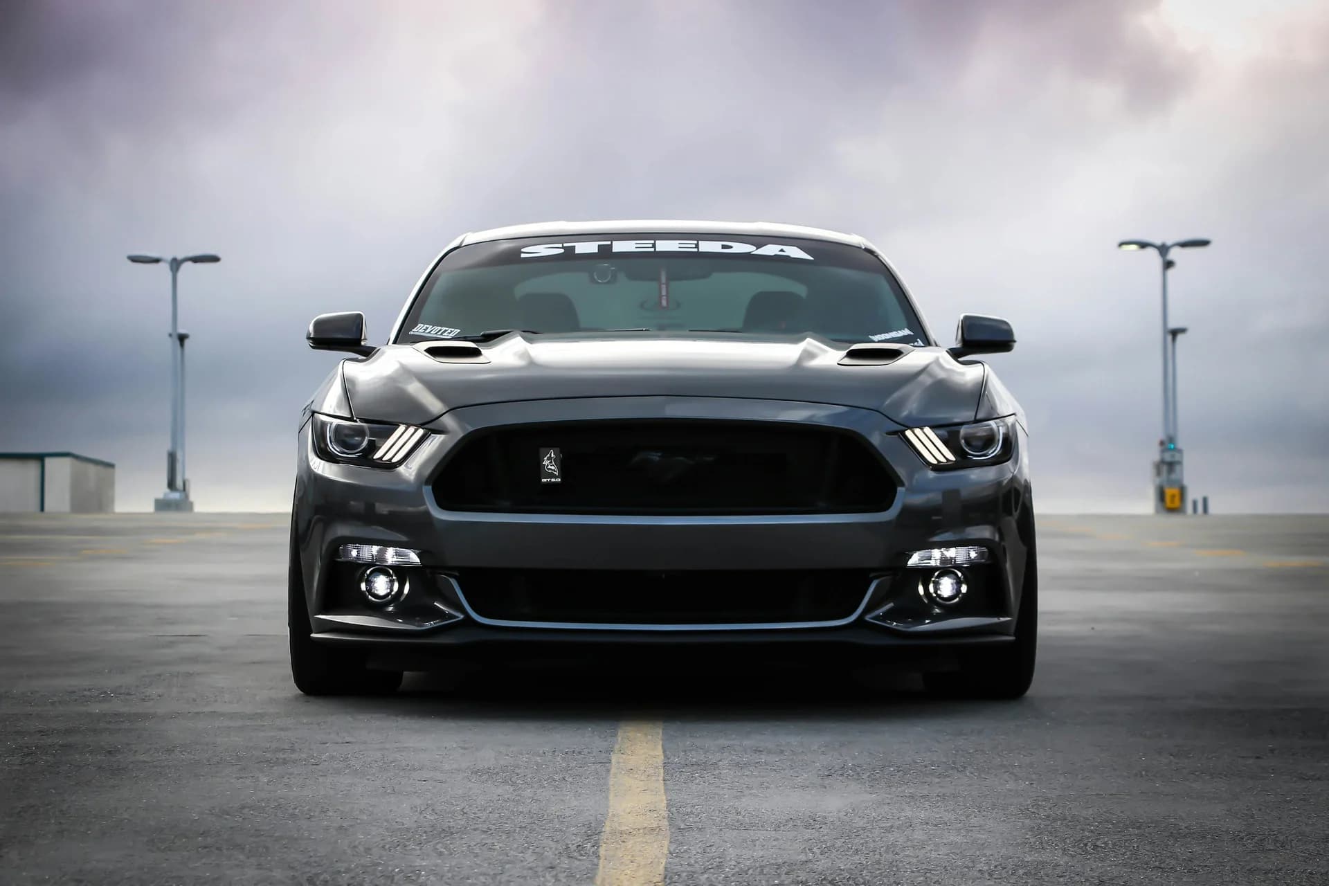 Juodas Ford Mustang automobilis